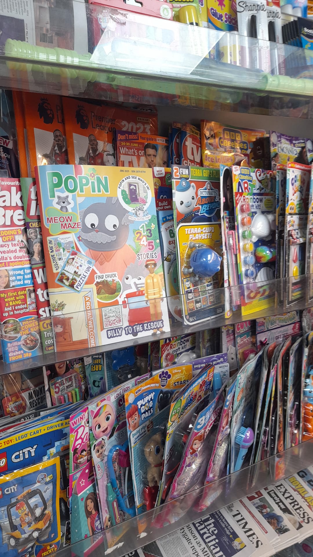 Photo: Magazin Pop in Newsstand in UK
